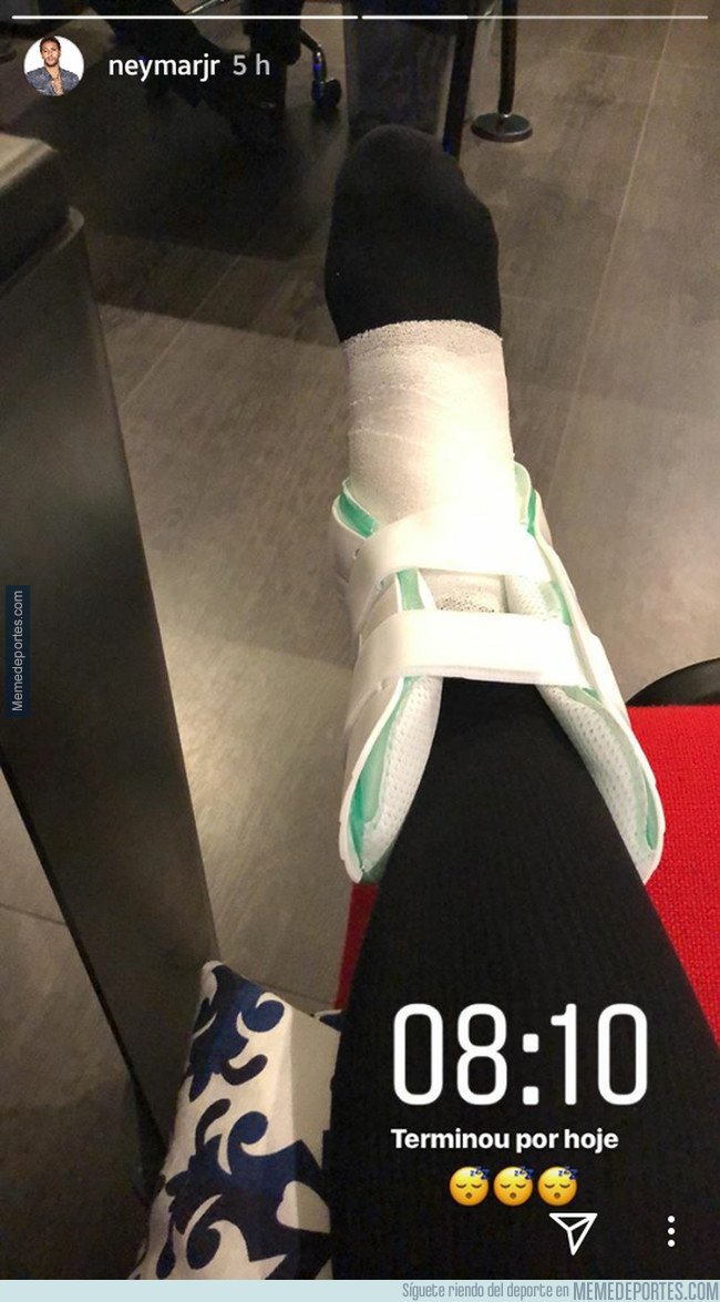 1023478 - Neymar luce el estado de su tobillo tras caer lesionado ante el Olympique