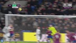 Enlace a GIF: El United remontó un 2-0 en el descuento gracias a este golazo de Matić