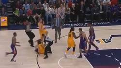 Enlace a Ricky Rubio no para de ser agredido en la NBA, lo último agresión doble