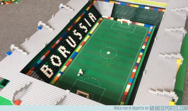 1026102 - Un niño de 9 años lo peta en Internet recreando estadios de fútbol con Lego