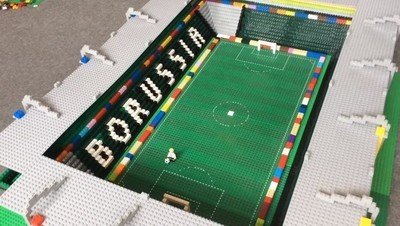 1026102 - Un niño de 9 años lo peta en Internet recreando estadios de fútbol con Lego