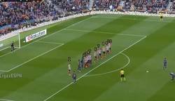 Enlace a Así se detiene un tiro libre de Messi. 10 HOMBRES EN BARRERA