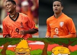 Enlace a Cuando te das cuenta que Justin, hijo de Patrick Kluivert, debuta con la Selección absoluta de Holanda.
