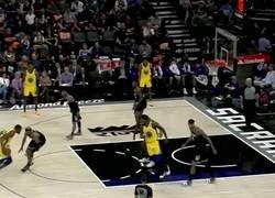 Enlace a La espeluznante caída de un jugador de los Warriors que paralizó el pabellón
