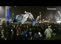 Enlace a Así es como reciben al Napoli después de la histórica victoria en Turín, ¡¡¡ÚNICOS!!!