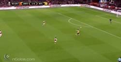 Enlace a GIF: Gooooool de Griezmann que pone el empate frente al Arsenal