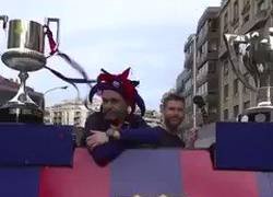 Enlace a Mezcla de alegría y nostalgia, Leo Messi y Andrés Iniesta celebrando su último doblete juntos