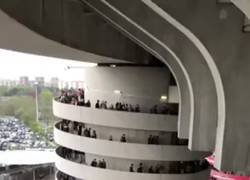 Enlace a El movimiento de gente subiendo por esta espiral de San Siro es hipnotizador