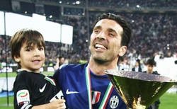 Enlace a Vídeo: Muy emotivo como se ha ido del campo por última vez Buffon con la Juventus y como jugador