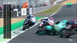 Enlace a Vídeo: Tremenda salvada de Kornfeil en Moto3 de como si fuera Motocross