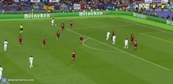 Enlace a GIF: Golaaaaaaaaaaaaaaaaaaaazo espectacular de Bale de chilena frente al Liverpool