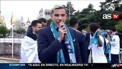 Enlace a Theo Hernández la lía provocando a la afición del Atleti mientras celebraba la Champions