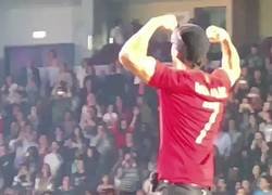 Enlace a Enrique Iglesias se viste de Cristiano Ronaldo e imita su SIIIIUUUUUU
