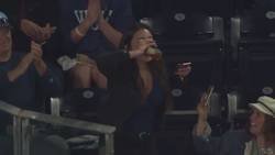 Enlace a Le cae la pelota del partido en su birra, y se la bebe a cholón