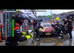 Enlace a Liada en la DTM: marshall empotrados y mecánicos por los aires al estar los boxes mojados