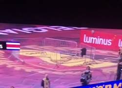 Enlace a Hazard empuja a Carrasco en pleno partido...¡y le quita la pelota!