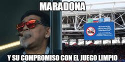 Enlace a Maradona hace lo que quiere a pesar de las normas de la FIFA