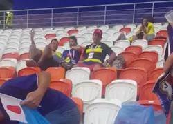 Enlace a Hinchas de Japón limpian las basura de su gradería en un gesto que ha dado la vuelta al mundo