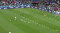 Enlace a GIF: El tremendo error de Caballero que le cuesta el gol a Argentina con gol de Rebic