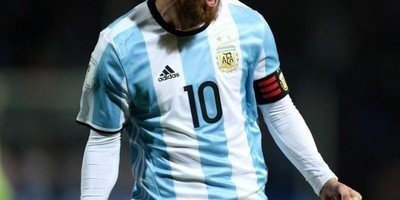 1041044 - El insólito destinatario de la camiseta de Messi en el partido ante Nigeria