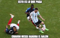Enlace a Lo que pasa cuando Messi agarra el balón