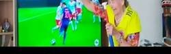 Enlace a Abuela colombiana celebró el gol de Mina disparando con su pistola al techo