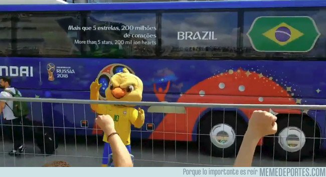 1043630 - La mascota de Brasil, cánticos contra Cristiano y Messi