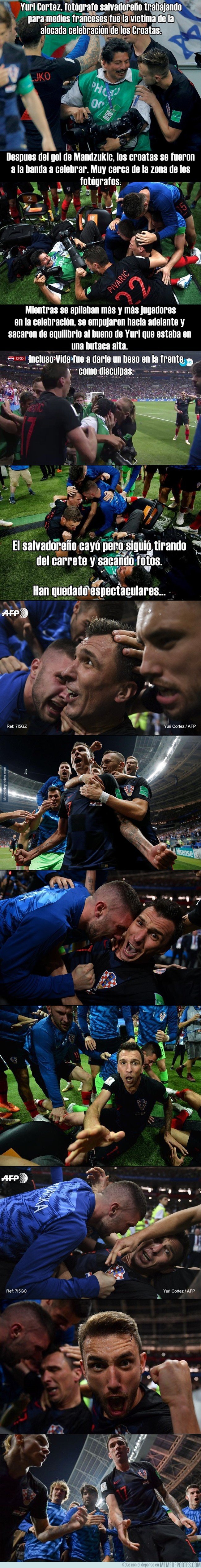 1044782 - Épico: El fotógrafo salvadoreño Yuri Cortez cae en la celebración de los jugadores de Croacia, pero sigue tomando fotos