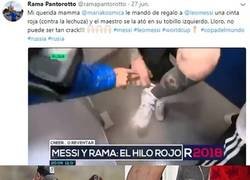 Enlace a Messi aún no se quita la cinta que le regalaron en Rusia, pues mucha suerte no dio