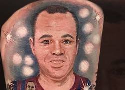 Enlace a Navegando por instagram descubrí que alguien pensó que sería buena idea tatuarse a Iniesta gordo y con eyeliner, vía @Ostraigohamor