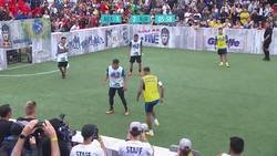 Enlace a Neymar participaba en un torneo freestyle en México y su reacción después de que un rival le quitase la pelota fue de lo menos deportiva