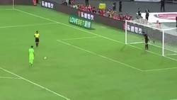 Enlace a Adán debuta a lo grande en el Atleti: para tres penaltis en la tanda y marca el definitivo ante el Arsenal