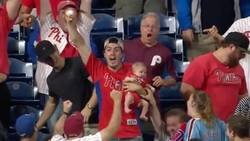 Enlace a Con un bebé en brazos, sin mirar y a mano cambiada: un fan hace la 'parada imposible' en la MLB