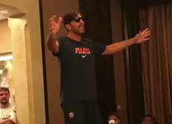 Enlace a Pese a tener 40 años, Buffon tuvo que subirse a una silla y cantar delante de sus nuevos compañeros como novatada