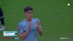 Enlace a El debut de Claudio Gomes con el City duró 1 segundo