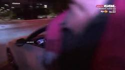 Enlace a Mientras unos se van con sus cochazos, otros salen andando para esperar a un padre que llega tarde