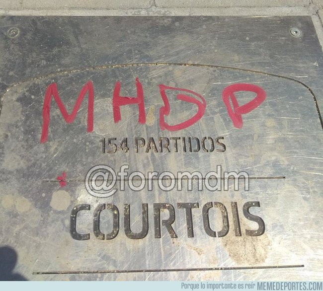 1047218 - Empieza la profanación de la placa de Courtois en el Metropolitano