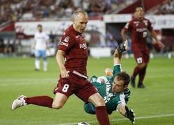 Enlace a Intacto. El primer gol de Iniesta en Japón fue una exquisitez. GOLAZO