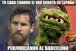 Enlace a El VAR hace su debut en España y Messi no está contento