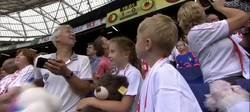 Enlace a El Feyenoord, fiel a su costumbre de cada año, regaló peluches en el estadio a los niños de un hospital