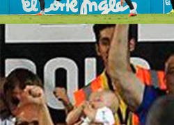 Enlace a Lío monumental con lo que hace este padre con su bebé durante un gol del Valencia en Mestalla