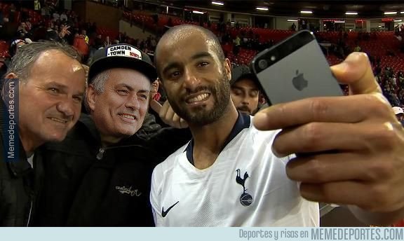 1048782 - Fans del united pillados tomándose un selfie con el héroe del Tottenham