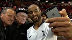 Enlace a Fans del united pillados tomándose un selfie con el héroe del Tottenham