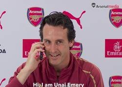 Enlace a VÍDEO: Unai Emery contesta un móvil en medio de su conferencia de prensa