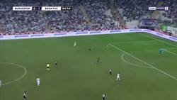 Enlace a Karius liándola en su debut con el Besiktas