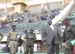 Enlace a Increíble lo que hace con esa edad el presidente de Uganda