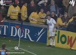 Enlace a REMEMBER: Luis Figo haciendo un saque de esquina en el Camp Nou