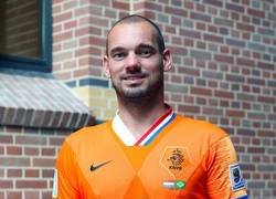 Enlace a Crean una camiseta para Wesley Sneijder con recortes de todas las camisetas que ha lucido durante su trayectoria como internacional con Holanda