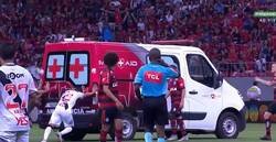 Enlace a Flamengo vs Vasco. Entra la ambulancia para asistir a un jugador y llevárselo, el vehículo no arranca y...