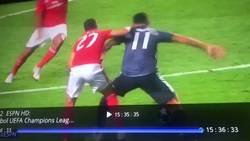 Enlace a Doble caño de James contra el Benfica